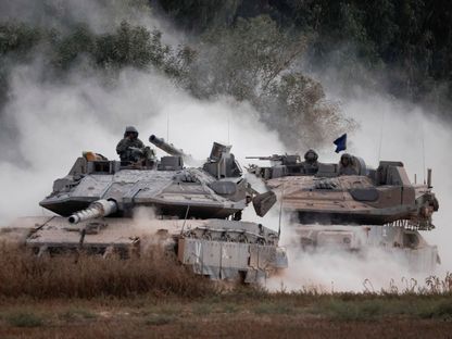 دبابات إسرائيلية على حدود قطاع غزة بينما يتواصل القصف الجوي والمدفعي على كافة أنحاء القطاع. 4 يوليو 2024 - Reuters