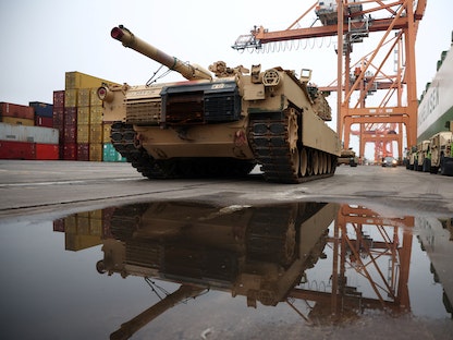 دبابة "أبرامز" في ميناء جدينيا البولندي. 3 ديسمبر 2022. - REUTERS