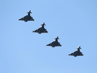 أربع طائرات بريطانية من طراز "يوروفايتر تايفون" خلال تمرين لحلف شمال الأطلسي "الناتو" - 25 مايو 2015 - REUTERS