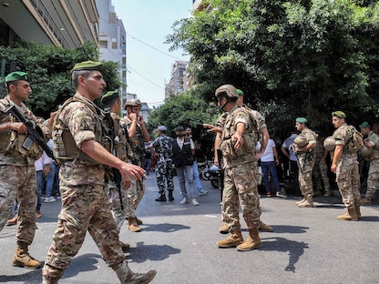 قوات الجيش والأمن أمام مقر فرع "فدرال بنك" في منطقة الحمرا بالعاصمة اللبنانية بيروت حيث كان مسلح يحتجز رهائن - 11 أغسطس 2022، - AFP