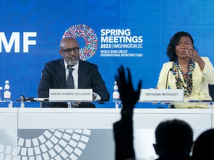 مدير إدارة صندوق النقد الدولي (IMF) أبيبي إيمرو سيلاسي (يسار) ومسؤولة الاتصالات الأولى في إفريقيا جنوب الصحراء تاتيانا موسوت خلال اجتماعات لمجموعة البنك الدولي وصندوق النقد الدولي في العاصمة الأميركية واشنطن. 14 أبريل 2023 - AFP