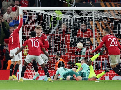 لاعبو مانشستر يونايتد يحتفلون بإحراز هدف في مرمى أمونيا نيقوسيا القبرصي صمن منافسات الدوري الأوروبي. 14 أكتوبر 2022 - REUTERS