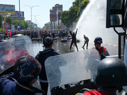 الشرطة تستخدم خراطيم المياه لتفريق المحتجين في مظاهرة ضد الانقلاب العسكري في ماندالاي، 9 فبراير 2021 - AFP