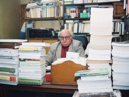 الأديب الراحل خيري شلبي في مكتبة منزله بالقاهرة - أرشيف العائلة