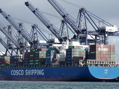 سفينة شحن عملاقة تابعة لشركة "كوسكو" الصينية قبالة ميناء سان أنطونيو في تشيلي، 6 أغسطس 2019 - REUTERS