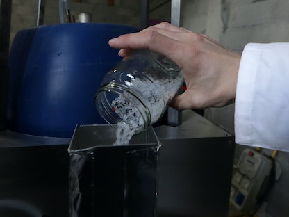 صورة أرشيفية لمخترع فرنسي يضع قطع بلاستيك في آلة تحوله إلى وقود - 14 ديسمبر 2018 - REUTERS