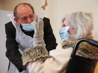 بوب أندرهيل (84 عاماً) يلتقي زوجته باتريشيا (82 عاماً) التي تعاني من مرض ألزهايمر حيث سٌمح لهما بالزيارة الشخصية لأول مرة أثناء جائحة كورونا في بريطانيا. 2 ديسمبر 2020 - REUTERS