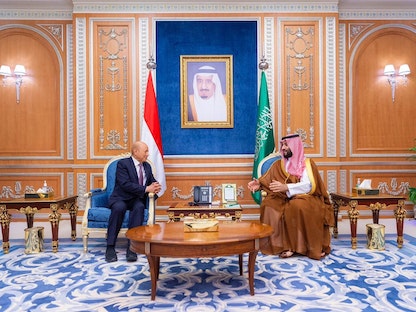 ولي العهد السعودي الأمير محمد بن سلمان يستقبل رئيس المجلس الرئاسي اليمني رشاد العليمي. 7 أبريل 2022 - واس