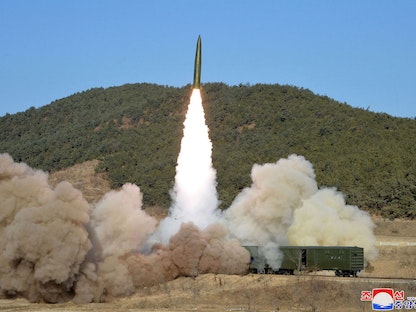 إطلاق صاروخ في مقاطعة بيونجان بكوريا الشمالية - 14 يناير 2022 - AFP