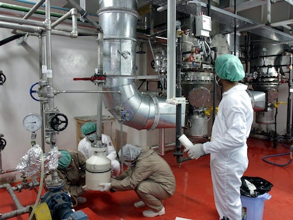 موظفون يعملون في منشأة نطنز النووية جنوب العاصمة الإيرانية طهران، 20 نوفمبر 2004 - X80002