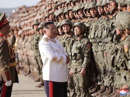 زعيم كوريا الشمالية كيم جونج أون يتفقد قوات بلاده خلال استعراضات عسكرية - 29 أبريل 2022 - via REUTERS
