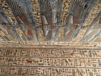 جانب من النقوش على جدران معبد إسنا بعد كشف ألوانها الأصلية، الأقصر، مصر. - antiquities.gov.eg