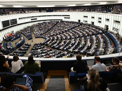 أعضاء البرلمان الأوروبي يشاركون في جلسة عامة في ستراسبورج، فرنسا. 12 يوليو 2023 - AFP