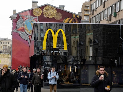 فرع لمطعم ماكدونالدز الرئيسي في ميدان بوشكينسكايا وسط موسكو - 13 مارس 2022  - AFP