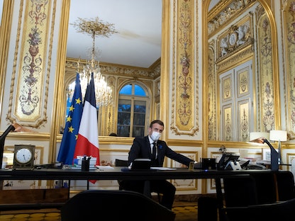 الرئيس الفرنسي إيمانويل ماكرون خلال حديثه هاتفياً مع نظيره الأميركي جو بايدن، 24 يناير 2021 - REUTERS