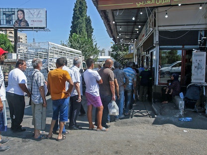لبنانيون يصطفون أمام مخبز في مدينة صيدا وسط نقص في الخبز بسبب أزمة الوقود، 12 أغسطس 2021 - AFP