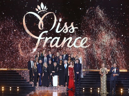 لقطة جماعية للمسؤولين الإقليميين لمسابقة ملكة جمال فرنسا -  ديسمبر 2020 - Twitter / @MissFrance