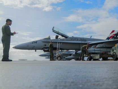 جنود أميركيون يحملون صواريخ من طراز AGM-158 على طائرة من طراز F/A-18C Hornet في قاعدة أندرسون الجوية بجزيرة جوام في المحيط الهادئ. 27 يناير 2025 - X@1stMAW_Marines