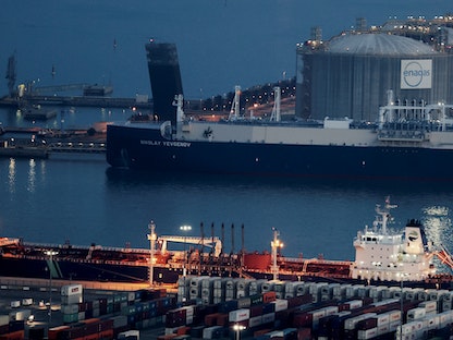 سفينة تحمل غاز طبيعي مسال تصل إلى ميناء برشلونة الإسباني- 4 يوليو 2022 - REUTERS