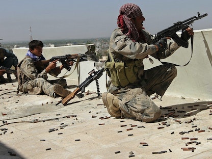 عناصر من حرس الحدود الأفغاني يطلقون النار على مقاتلي طالبان في مدينة قندهار - REUTERS