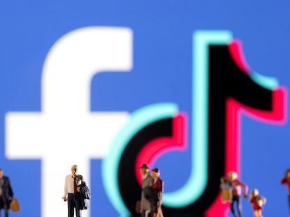 صورة تجمع بين شعاري "فيسبوك" و"تيك توك" - 11 فبراير 2022.  - REUTERS