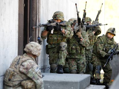 مناورة عسكرية مشتركة "درع الشرق 17" بين عناصر من الجيش الياباني ونظيره الأميركي، غرب طوكيو، اليابان. 18 سبتمبر 2017 - Reuters