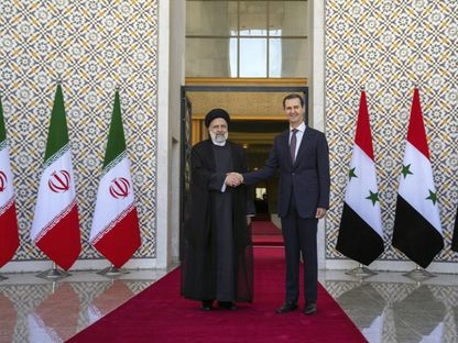 الرئيس السوري بشار الأسد يصافح نظيره الإيراني إبراهيم رئيسي خلال زيارة الأخير إلى دمشق في 3 مايو 2023 - AP