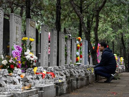 شخص يزور أحد القبور في الصين خلال احتفال "كنس القبور" السنوي. 5 أبريل 2023 - AFP - AFP