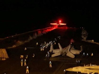 مقاتلة أميركية تنطلق من على متن حاملة طائرات للمشاركة في ضربات جوية ضد أهداف الحوثيين في اليمن. 12 يناير 2024 - AFP