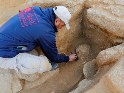 غزة.. العثور على 4 قبور رومانية تعود لألفي عام