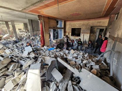عائلة فلسطينية تعيش بين ركام منزلها المدمر رغم التهديدات الإسرائيلية