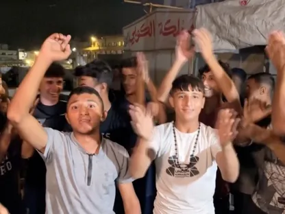 فلسطينيون يحتفلون في أحد شوارع خان يونس جنوب قطاع غزة بعد إعلان الاتفاق على وقف إطلاق النار ضمن المرحلة الأولى من خطة ترمب لإنهاء الحرب على القطاع. 9 أكتوبر 2025 - REUTERS