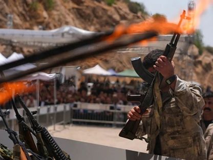 بالصور.. مقاتلو حزب العمال الكردستاني يبدأون تسليماً رمزياً لأسلحتهم في العراق
