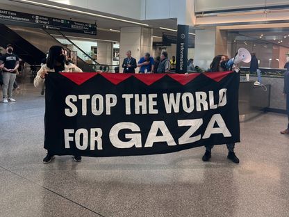 محتجون داخل مطار سان فرانسيسكو الدولي يطالبون بوقف الحرب الإسرائيلية على قطاع غزة. 13 مارس 2024 - وسائل التواصل الاجتماعي