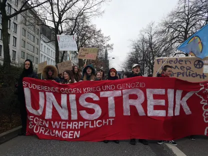 احتجاجات طلابية بمدينة هامبورج على قانون الخدمة العسكرية الجديد في ألمانيا. 5 ديسمبر 2025 - @REntwaffnen