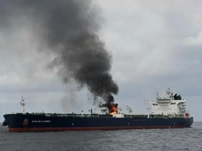 تصاعد دخان من السفينة التجارية مارلين لواندا بعد إصابتها بصاروخ حوثي مضاد للسفن في خليج عدن. 27 يناير 2024 - Reuters