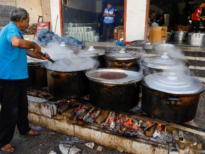 فلسطينيون يطبخون على الحطب، وسط نقص الوقود وغاز الطهي، في خان يونس بجنوب قطاع غزة، 5 نوفمبر 2023 - REUTERS
