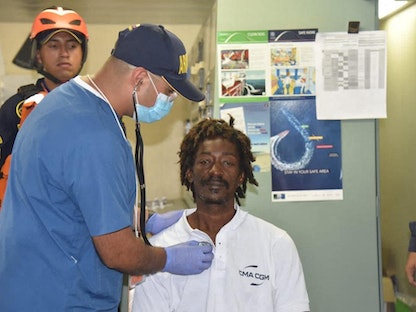 إلفيس فرنسوا يتلقى العناية الطبية بعد إغاثته في المياه الكولومبية. 18 يناير 2023 - AFP
