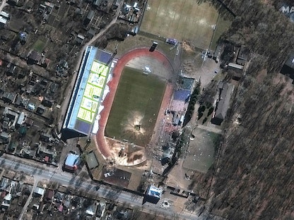صور أقمار صناعية نشرتها شركة "ماكسار تكنولوجيز" تظهر حفرة ضخمة وسط الملعب الأوليمبي بمدينة تشيرنيغوف شمال أوكرانيا - AFP
