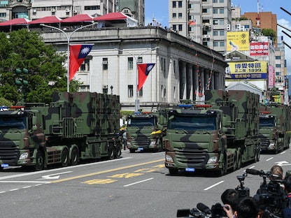 مركبات عسكرية تايوانية تشارك في عرض اليوم الوطني أمام القصر الرئاسي في تايبيه يوم 10 أكتوبر 2021 - AFP