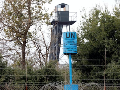 علامة الخط الأزرق الخاص بالحدود اللبنانية الإسرائيلية بالقرب من برج مراقبة على الجانب اللبناني من الحدود - 9 ديسمبر 2018 - REUTERS