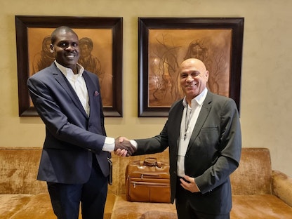 وزير العدل السوداني نصر الدين عبدالباري (يسار) مع وزير التعاون الإقليمي الإسرائيلي عيساوي فريج في أبو ظبي - 13 أكتوبر 2021 - @TheMinistryofR2