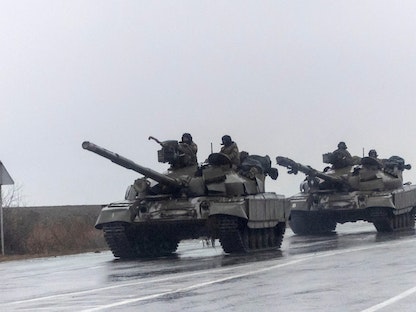 دبابات للجيش الروسي تتجه إلى مدينة ماريوبِلْ الأوكرانية  - REUTERS