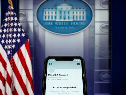 حساب تويتر المعلق للرئيس الأميركي دونالد ترمب على هاتف ذكي في غرفة الإحاطة بالبيت الأبيض في واشنطن، 9 يناير 2021 - REUTERS