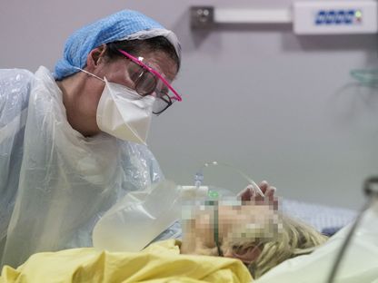 مصاب بفيروس كورونا يتلقى الرعاية الصحية في مستشفى باستور في كولمار، غرب فرنسا- 26 مارس 2020 - AFP
