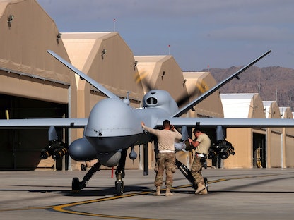 جنود أميركيون يجهزون طائرة بدون طيار لتنفيذ مهمة في قندهار، أفغانستان - REUTERS