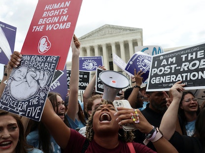 احتجاجات خارج المحكمة العليا بالولايات المتحدة، بعد الحكم بإلغاء حق الإجهاض- 24 يونيو 2022 - REUTERS