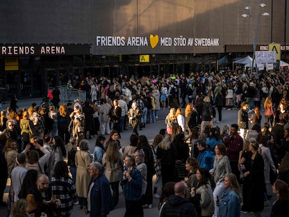 جمهور المغنية الأميركية بيونسيه في طابور للدخول إلى حفلتها الموسيقية في  The Friends Arena، في سولنا، شمال ستوكهولم، 10 مايو 2023.  - AFP