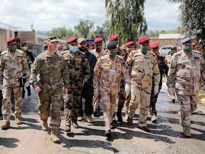 ضباط من الجيش العراقي مع ضباط أمريكيين في قاعدة بنينوى، العراق، 30 مارس 2020 - REUTERS