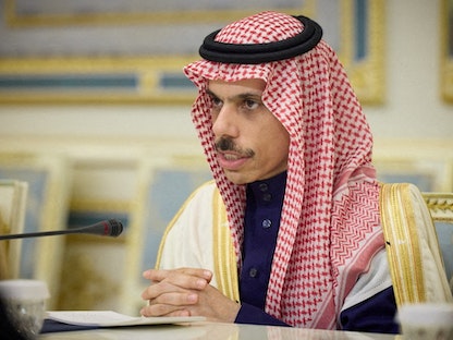وزير الخارجية السعودي الأمير فيصل بن فرحان خلال لقاء مع الرئيس الأوكراني فولوديمير زيلينسكي في كييف. 26 فبراير 2023 - REUTERS